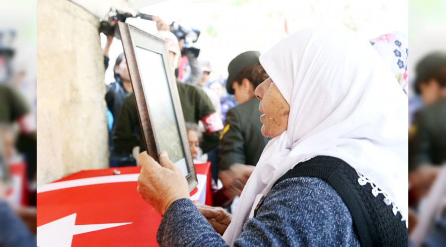Büyük acı... Türkiye şehitlerine ağladı