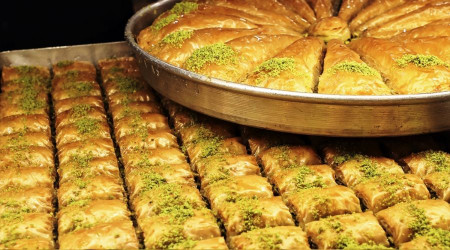 Vatandaşlar bayram öncesi tatlı alışverişlerini yaptı
