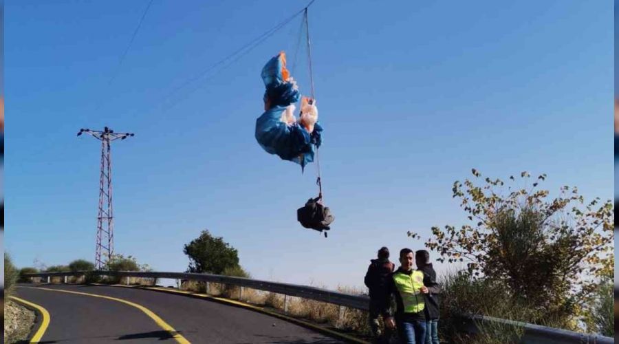 Yama� para��t� pilotu elektrik tellerine tak�ld�