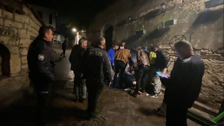 'Yan bakma' kavgas�nda 4 gen� b��akland�