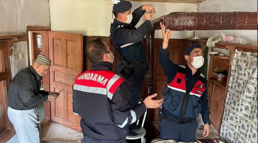 Yaşlı çiftin sobasını jandarma kurdu