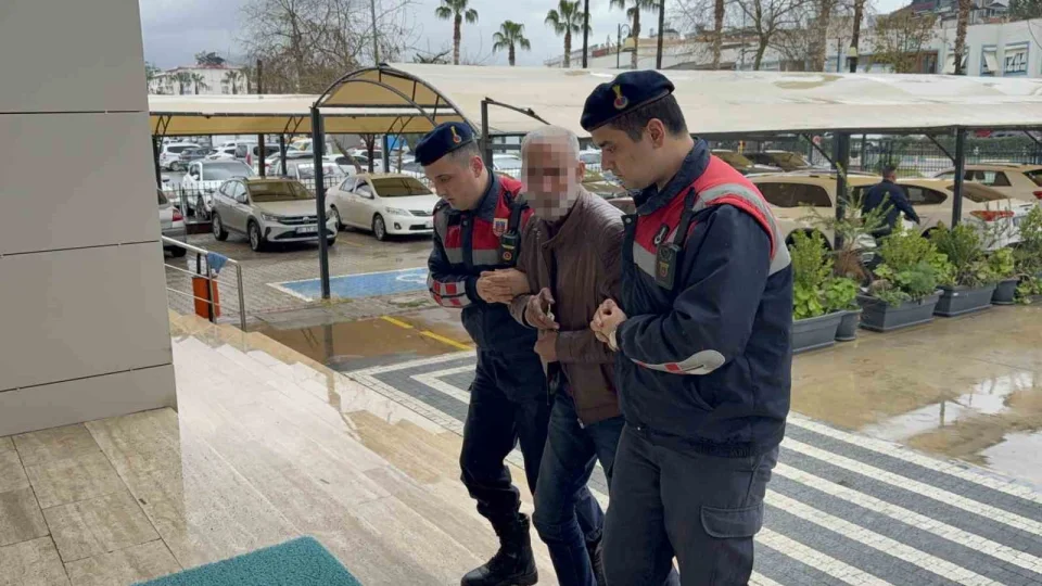 Yol kenar�nda �l� bulunan kad�n�n kocas� ile o�lu tutukland�