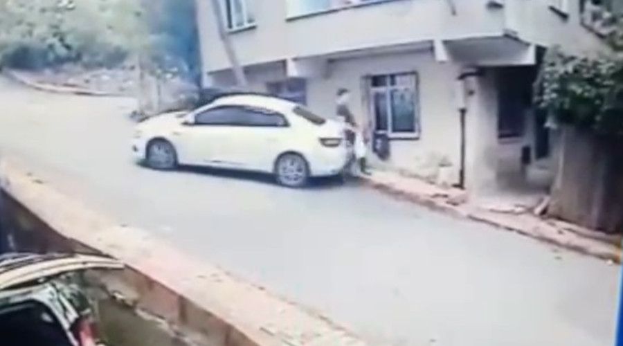 Yolda kayan otomobil yayay� ezdi