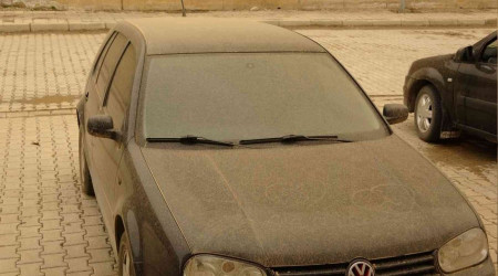 Yüksekova'da toz bulutu araçları çamura bürüdü