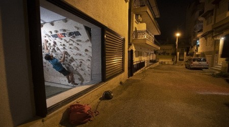 Yunanistan'da yasak 8 saate çıkarıldı