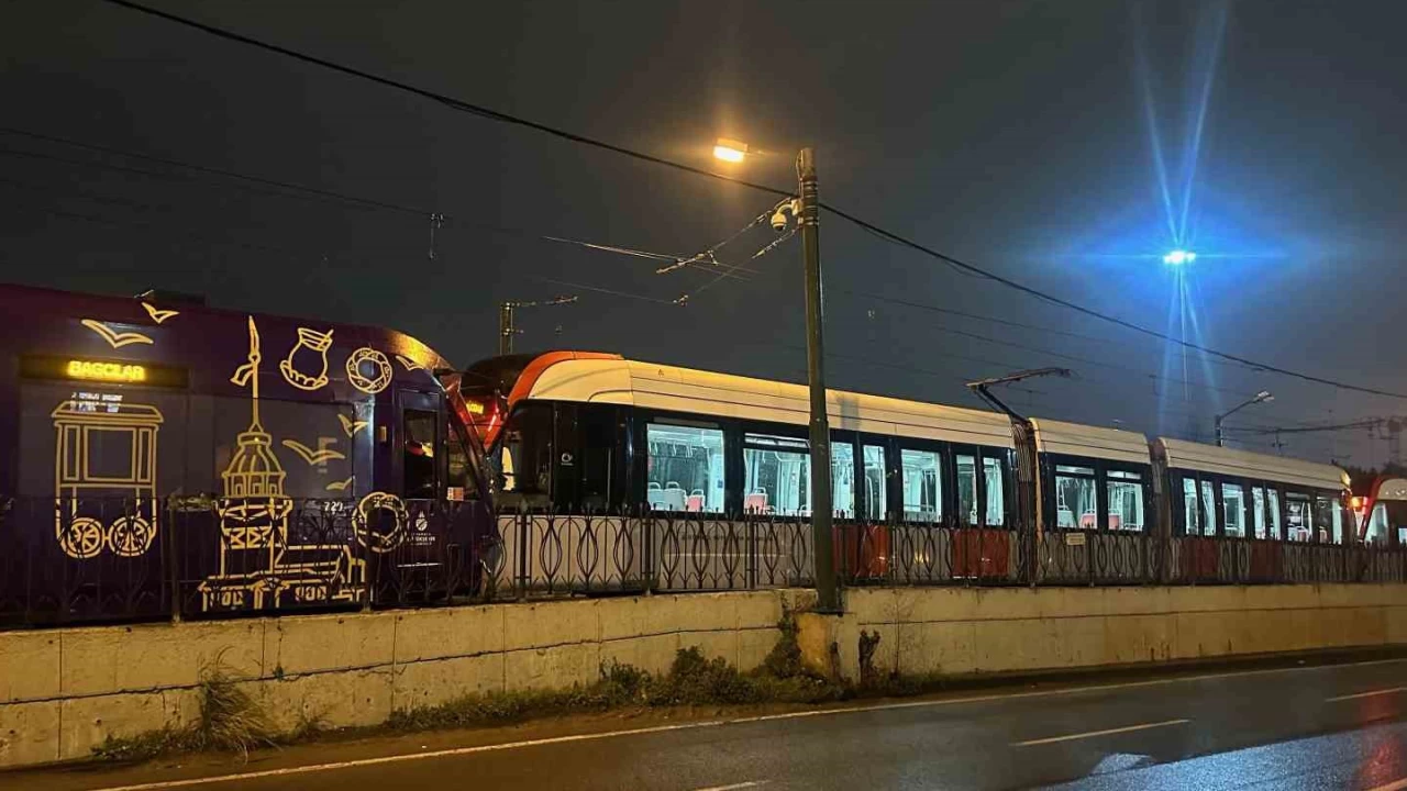 Zeytinburnu'nda iki tramvay kafa kafaya �arp��t�: 1 yaral�