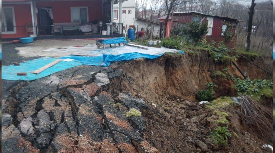21 kırsal mahallenin kullandığı yol çöktü