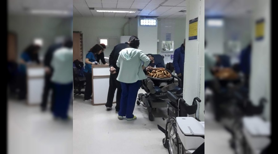 Acilde bile simit tezgâhını elinden bırakmadı