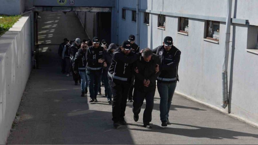 Adana'da 6 m�teahhit tutukland�