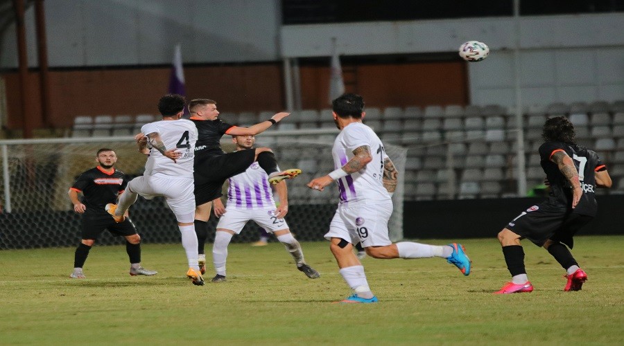 Adanaspor evinde Keçiörengücü'yle kardeş payı yaptı
