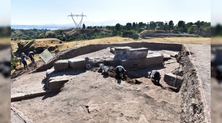 Ahlat'n toprandan adeta Trk tarihi fkryor