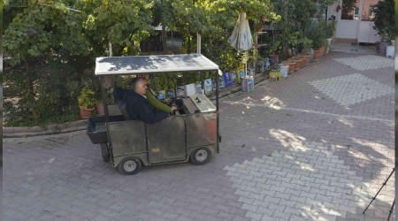 Akülü arabayı güneş enerjili araca dönüştürdü
