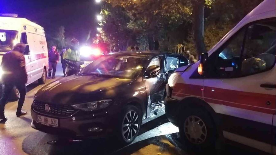 Ambulans U dn yapan araca arpt, kaza sonucu 2 kii yaraland