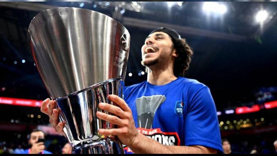 Anadolu Efes yıldızına imza attırdı