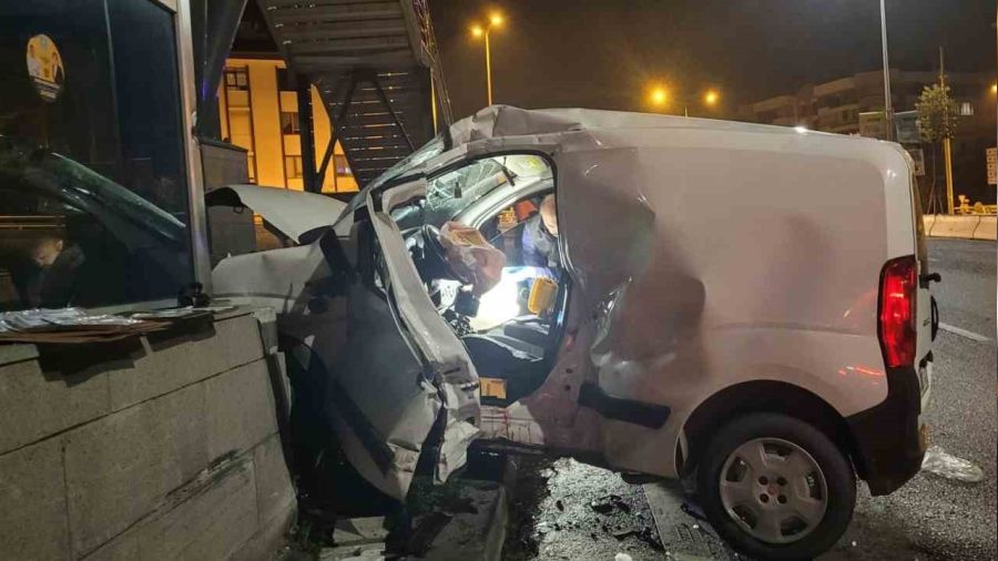 Ankara'da araç üst geçidin ayağına çarptı: 2 ölü, 1 yaralı