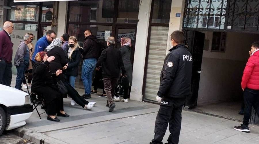 Annesini öldürüp babasını yaralayan şahıs hayatını kaybetti