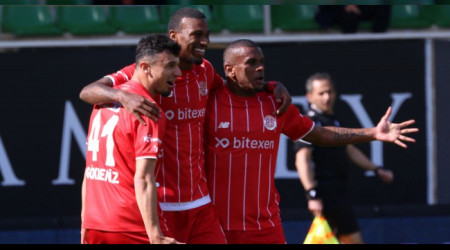 Antalyaspor'ın çıkışı derbide de sürdü