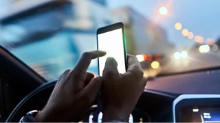 Ara� kullan�rken telefona bakan�n ehliyetine el konulacak