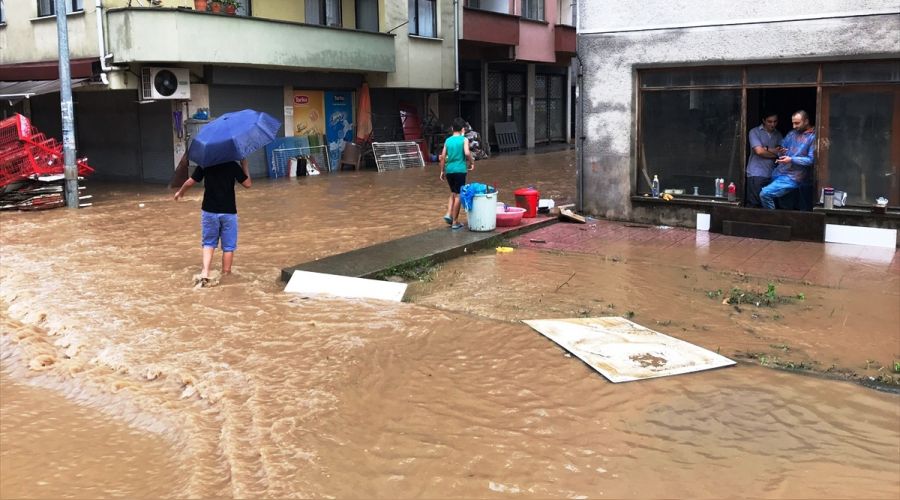 Arhavi'de sağanağın ardından iki mahalleyi su bastı