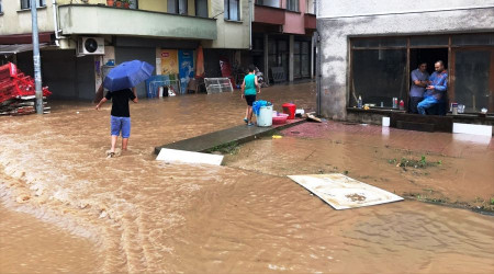 Arhavi'de sağanağın ardından iki mahalleyi su bastı