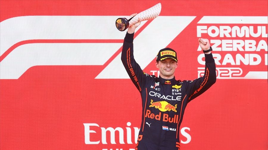 Azerbaycan'da kazanan Verstappen