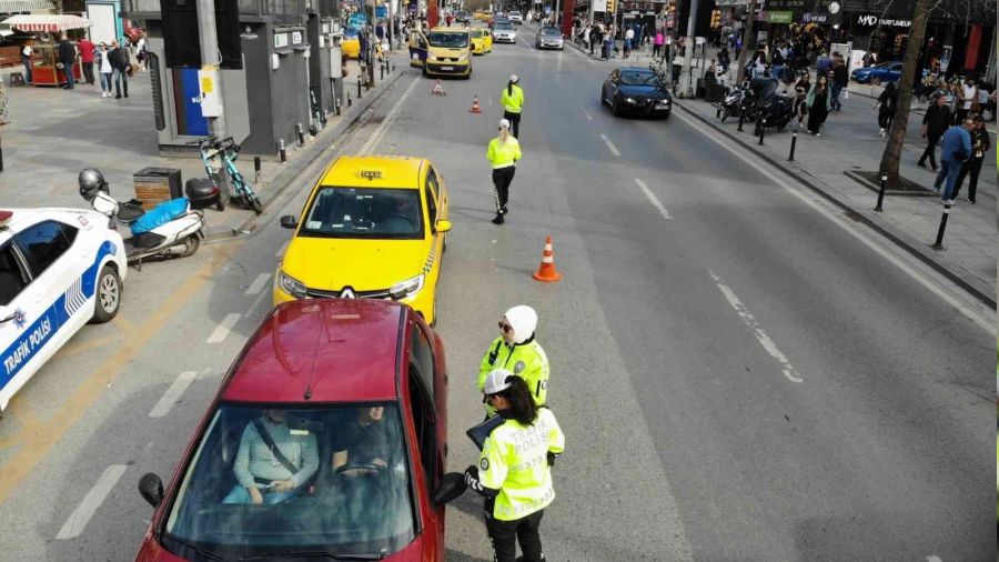 Bağdat Caddesi'nin trafiği onlara emanet