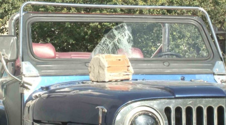 Başakşehir'de park halindeki cipe kaldırım taşıyla saldırdı