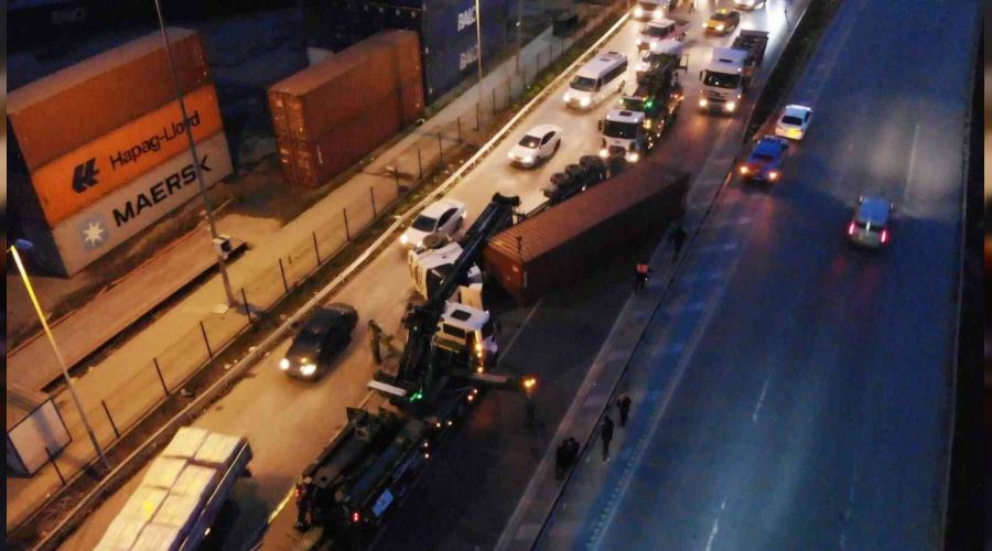 Beylikdüzü'nde kağıt yüklü tır devrildi