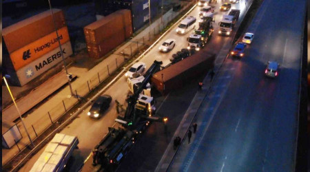 Beylikdüzü'nde kağıt yüklü tır devrildi