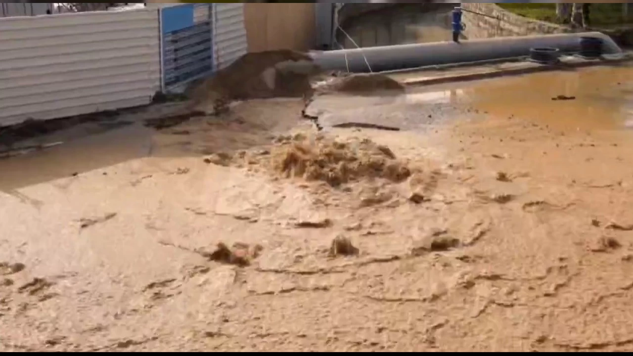 Bodrum'da isale hatt� patlad�, yollar g�le d�nd�