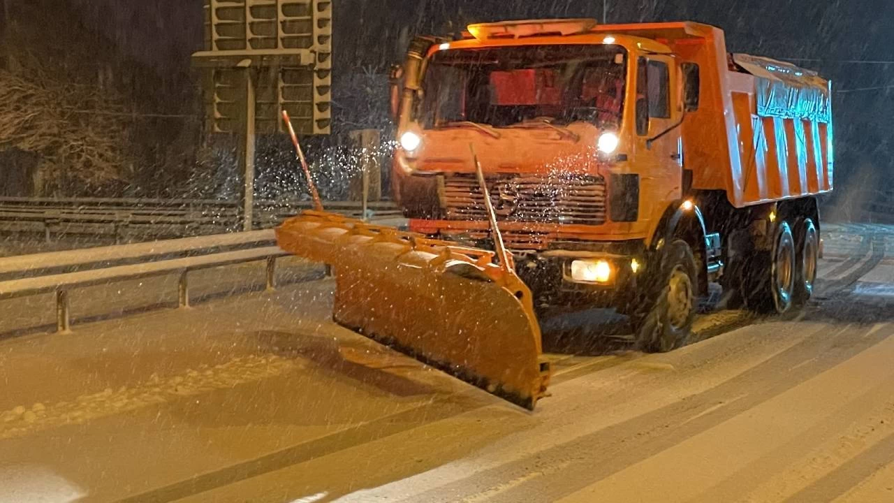 Bolu Dağı'nda etkili olan kar yağışı için sürücülere uyarı