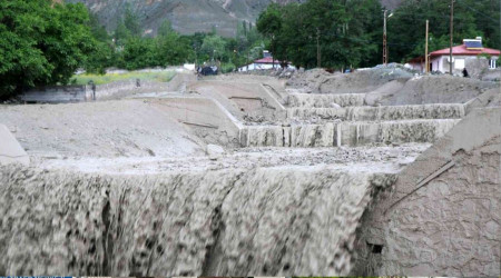 Caddeler sel sularıyla doldu, vatandaşlar çekiciyle karşıya geçebildi