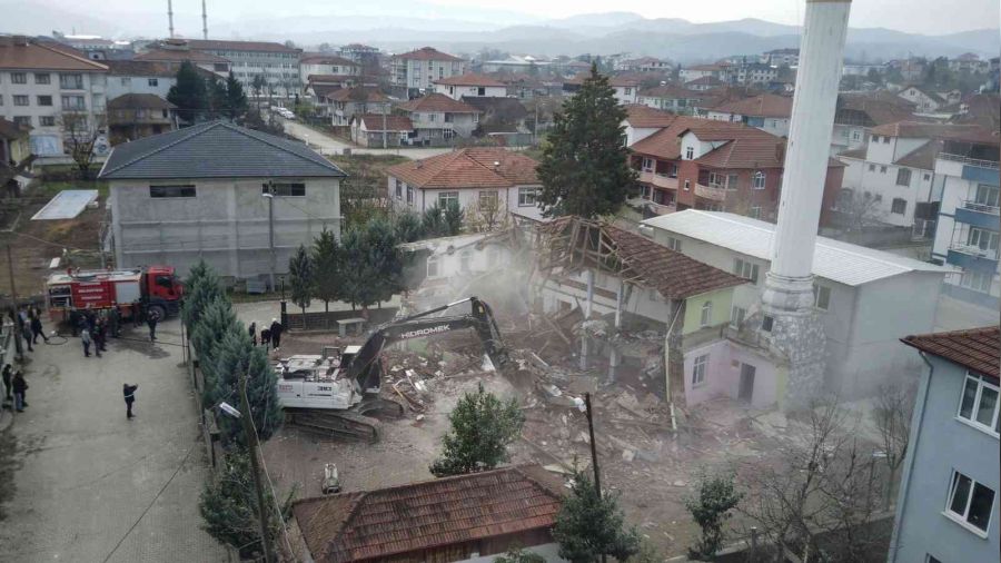 Camiler tamam sıra binaların yıkımında