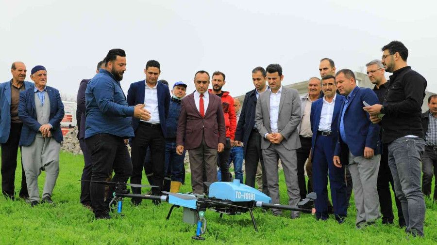 Çiftçiye droneli ilaçlama desteği