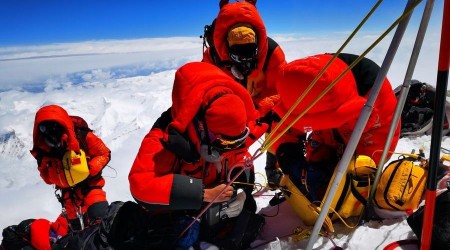 Çin ekibi Everest'in yüksekliğini ölçüyor