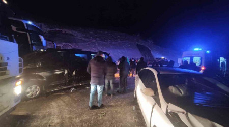 D100'de 8 araç birbirine girdi: 9 yaralı