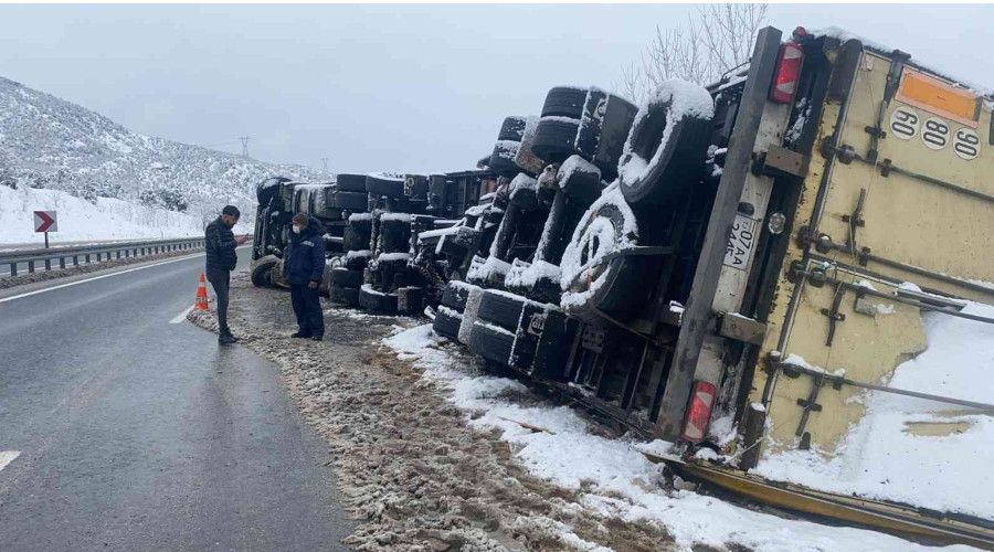 D100'de gümrük malı yüklü tır devrildi