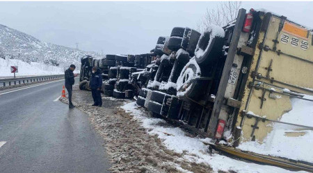 D100'de gümrük malı yüklü tır devrildi