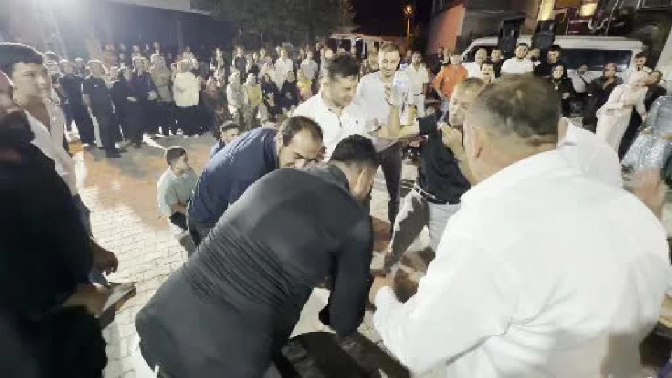 Damat ve sa�d�c�n ayaklar�na katran ve un s�r�ld�