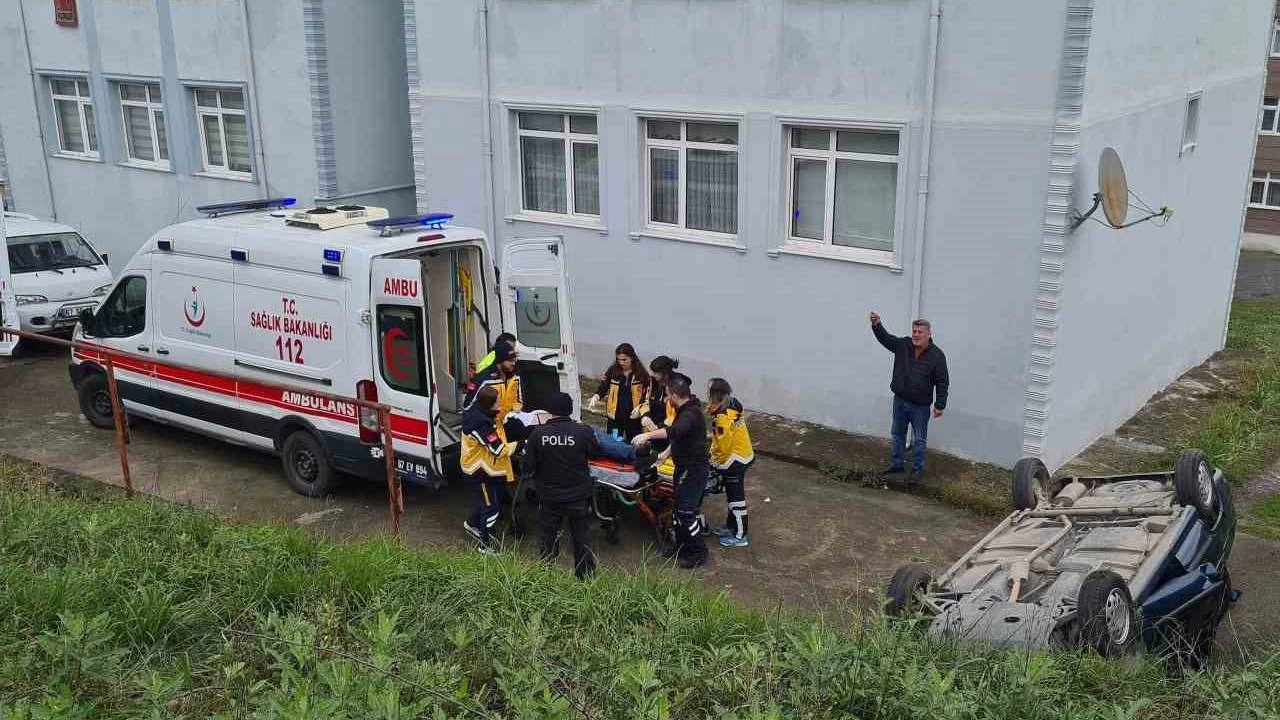 Direksiyon başında nöbet geçiren şoför öğrenci servisine çarptı