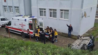 Direksiyon başında nöbet geçiren şoför öğrenci servisine çarptı
