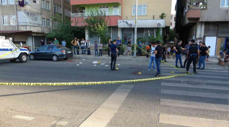 Diyarbakır'da cadde ortasında silahlı çatışma