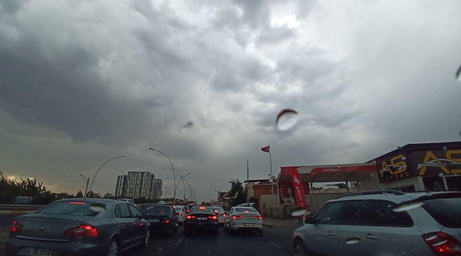 Diyarbakır'da sağanak yağış etkili oldu