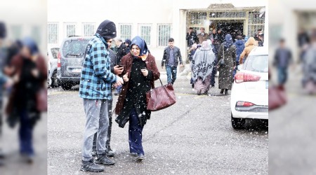 Doğu'da seçmen kar altında oyunu kullandı