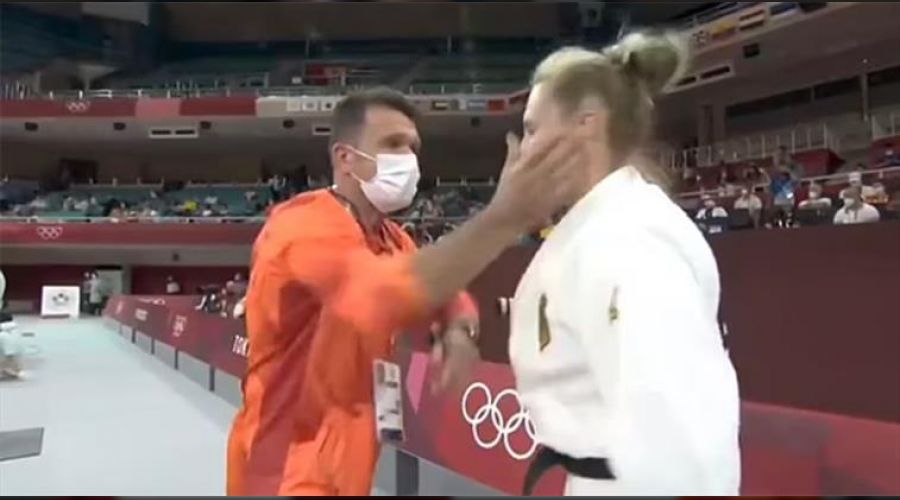 Dünyanın gözü önünde sporcusunu tokatladı