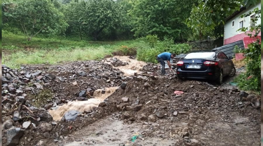 Düzce'de su taşkını köy yollarını kapattı