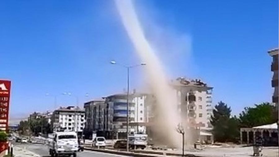 Elazığ'da dev hortum görüntülendi