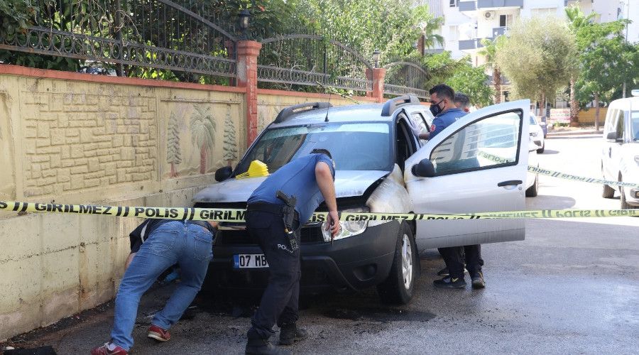 Eski kız arkadaşının aracını benzin döküp yaktı