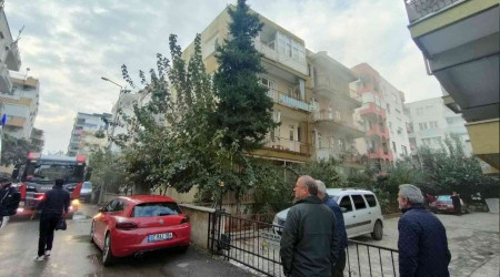 Evini yaktı, mahalleliyi sokağa döktü