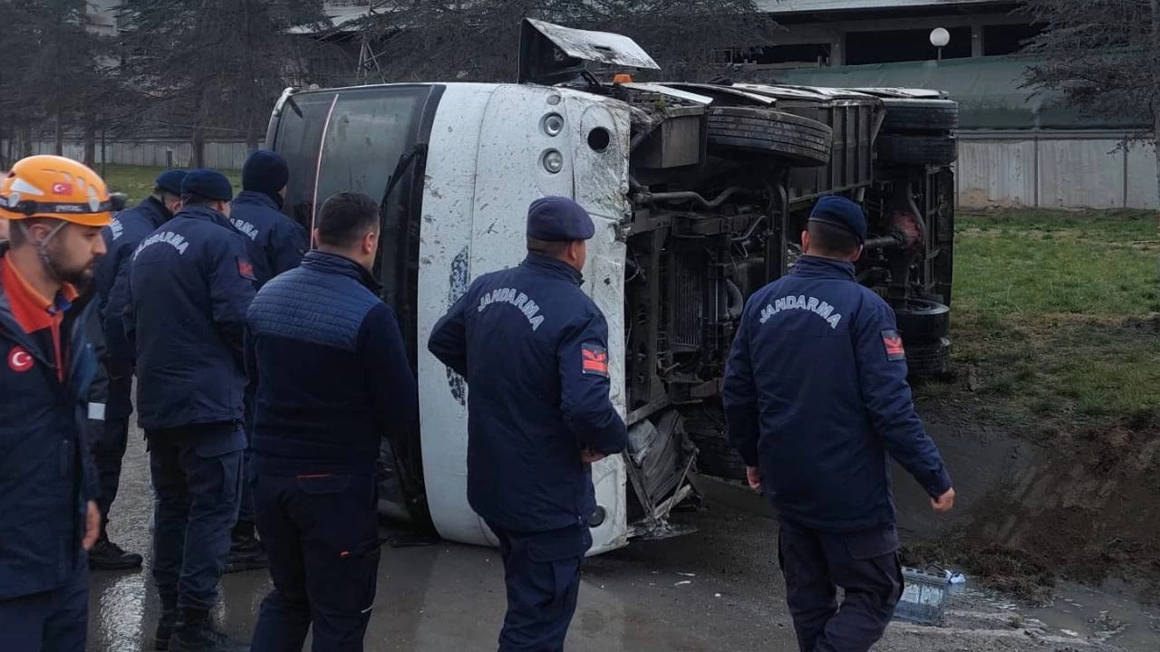 Fabrika i��ilerini ta��yan servis devrildi,  6 ki�i yaraland�